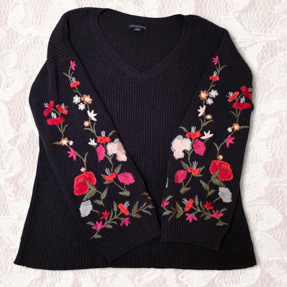 American Eagle Navy Floral Embroidered Knit Sweater V-Neck Large